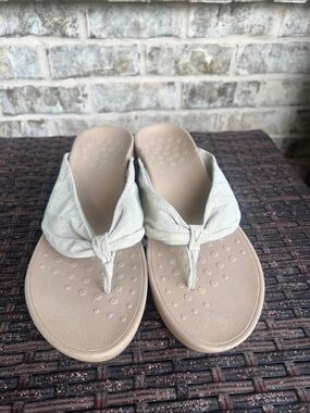 Vionic Arabella wedge sandals in a champagne metallic color size 11